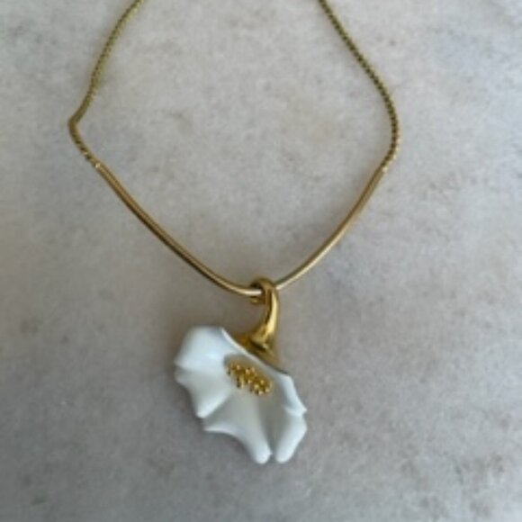 Vintage Biagi necklace -Gold & white enamel flower pendant - Picture 3 of 6